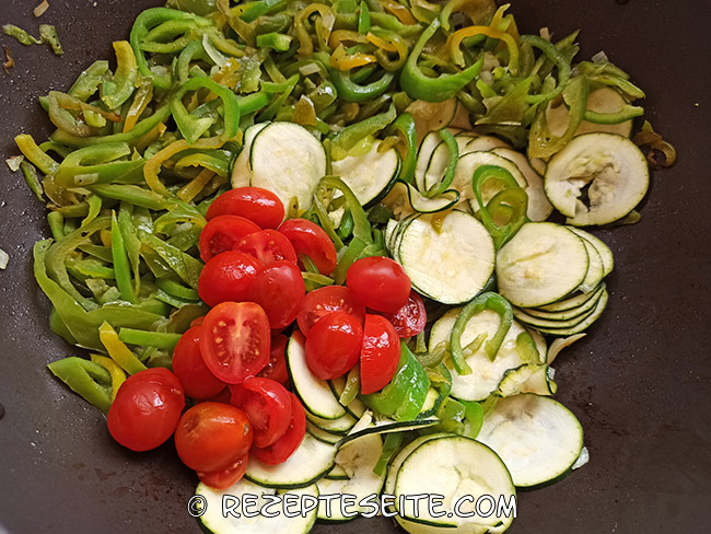 Grüner Spitzpaprika mit Zucchini und Tomate – Rezepteseite